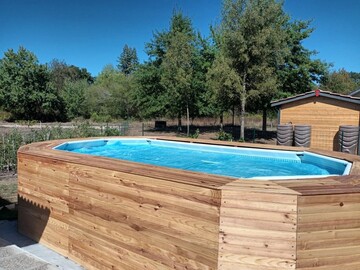 Contour de piscine en lambris déclassé