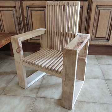 Chaise faite avec des planches à 1€