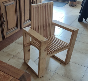 Chaise faite avec des planches à 1€