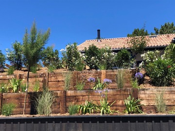 Jardin avec des traverses en chêne