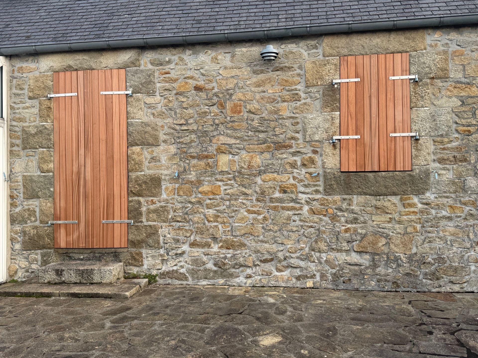 Volet en bois exotique rouge