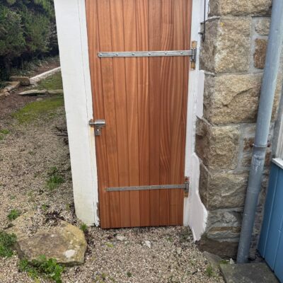 Volet en bois exotique rouge