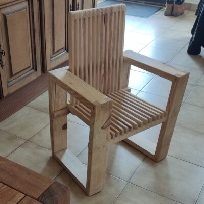 Chaise faite avec des planches à 1€