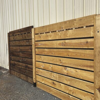 Clôture planches lasurées