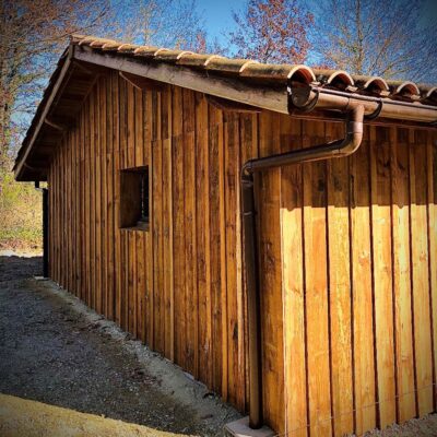 Bardage en volige traitée avec couvre-joints