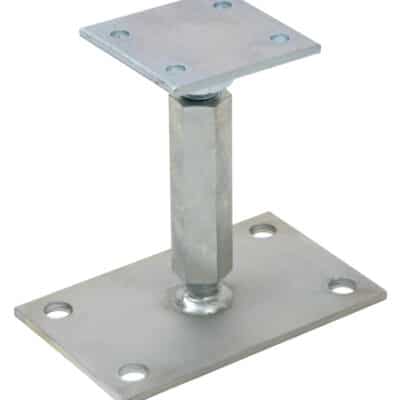 Pied de poteau réglable en acier galvanisé avec platine carrée et base rectangulaire perforées.