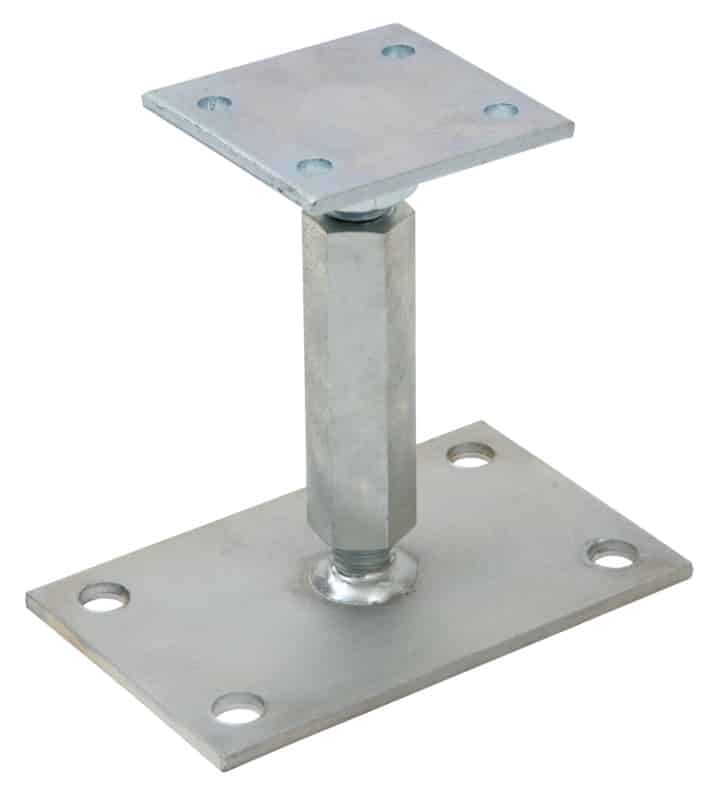 Pied de poteau réglable en acier galvanisé avec platine carrée et base rectangulaire perforées.