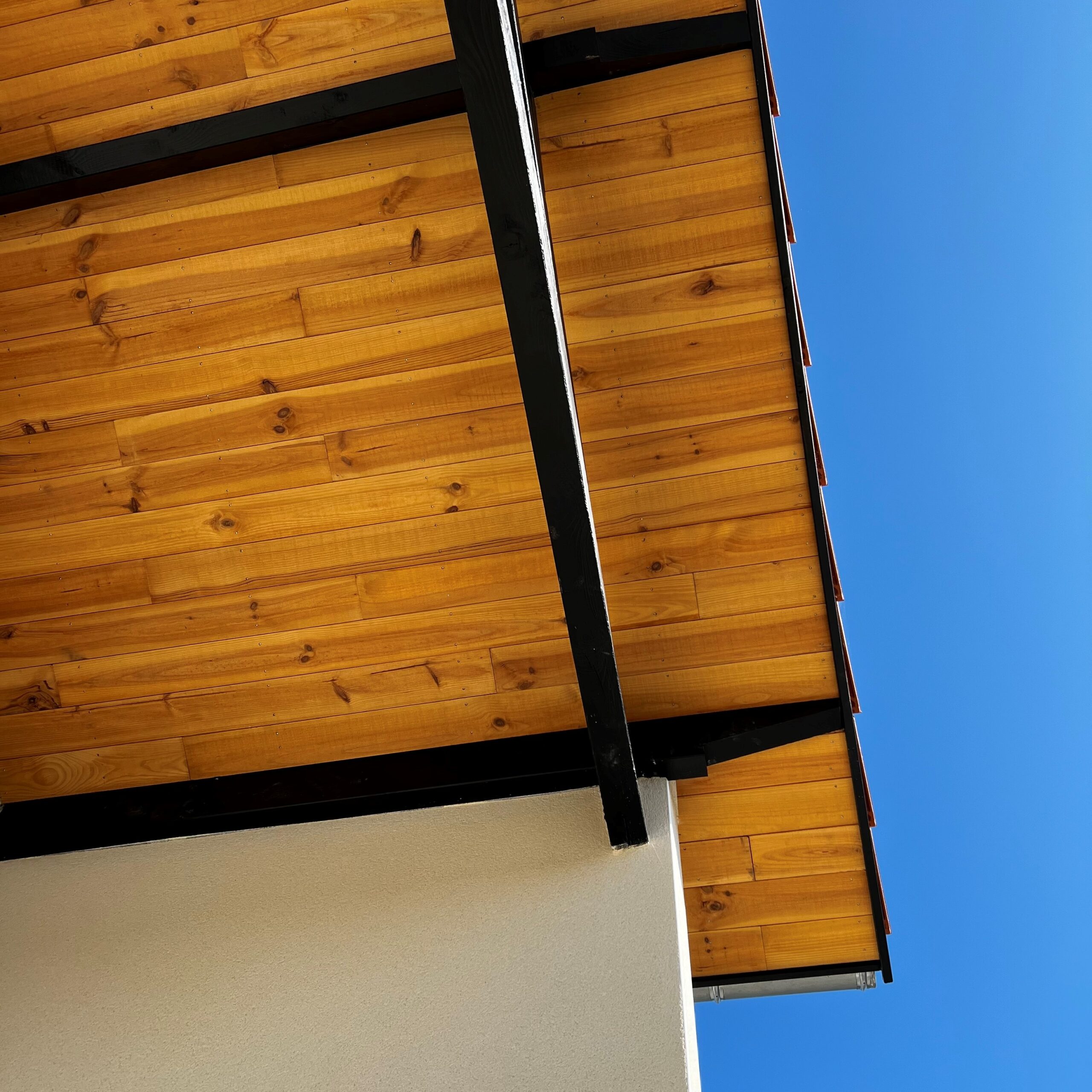 Volige mi bois sous toiture showroom