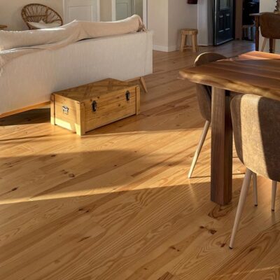 Salon parquet massif en pin 140 petits nœuds