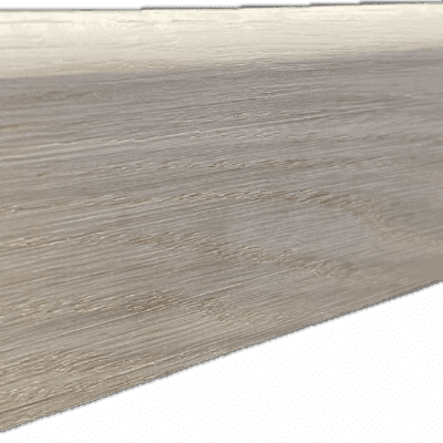 Planche de chêne clair à la texture brossée et rainurée. Le grain fin et gris met en valeur la profondeur de ce revêtement bois.