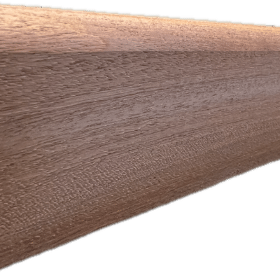Plinthe ou moulure en bois dur rouge-brun. Grain et texture prononcés de la surface, profil à bord supérieur arrondi pour menuiserie.