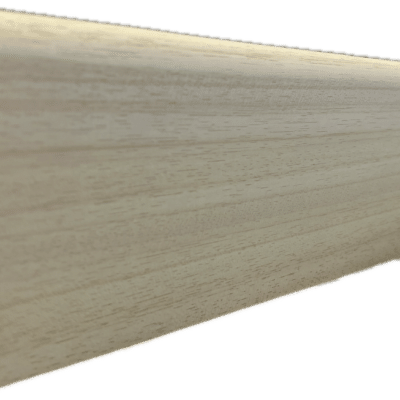 Plinthe de finition murale en bois clair (chêne blanchi), texture grainée, vue en angle, avec profil supérieur arrondi.