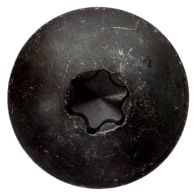 Vue de dessus d'une vis à tête bombée noire avec empreinte Torx à six lobes en métal usé.