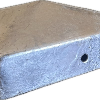 Chapeau de poteau en métal gris de forme carrée avec trou de fixation latéral sur fond blanc.