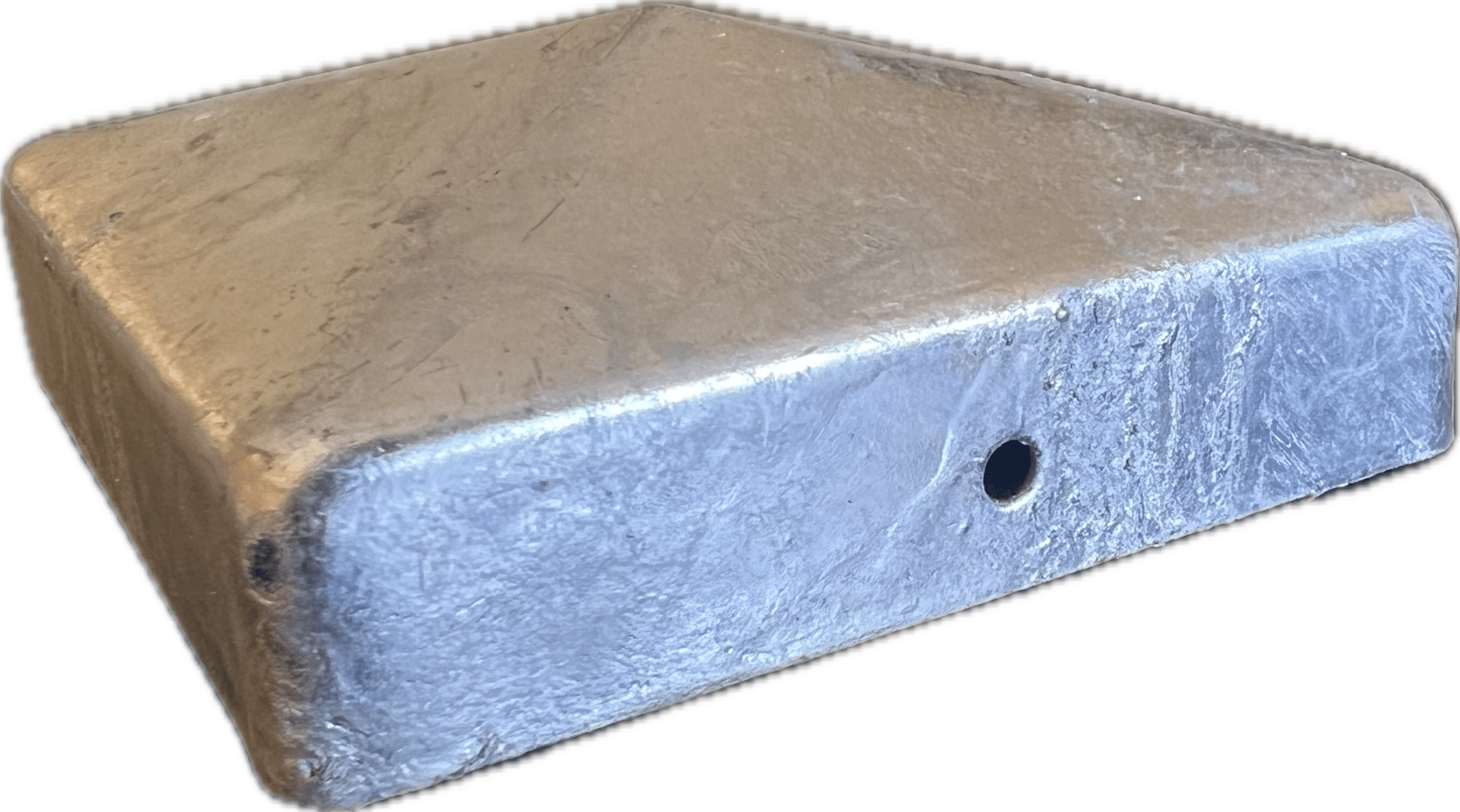 Chapeau de poteau en métal gris de forme carrée avec trou de fixation latéral sur fond blanc.